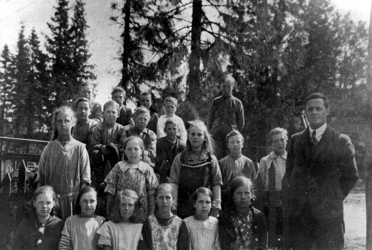 Magister Lindqvist med klass 4 i Sikeå 1923. An...