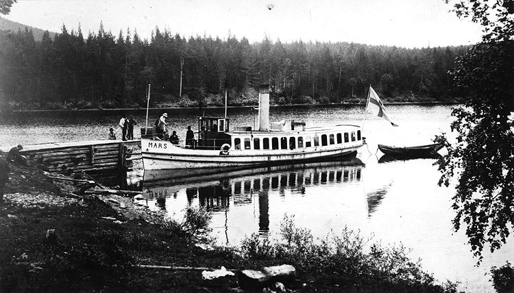 Gamla byggan från tiden 1918 - 1921. Ångaren Mars.