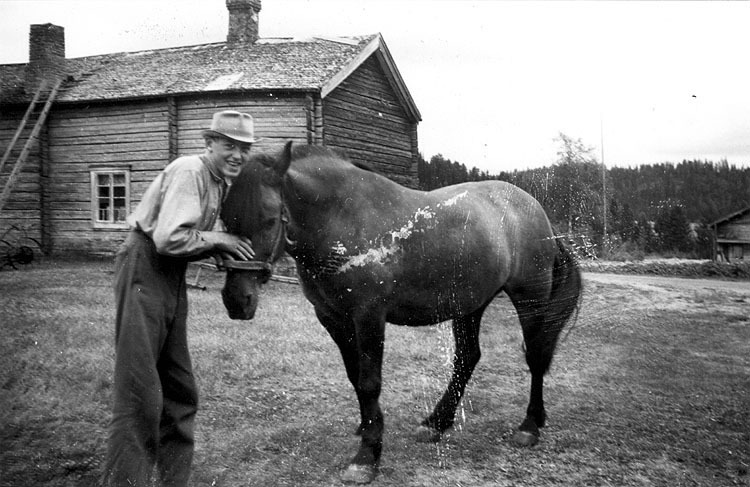 Edor Perssons gård 1955. Ebbe Lindström, född 1...