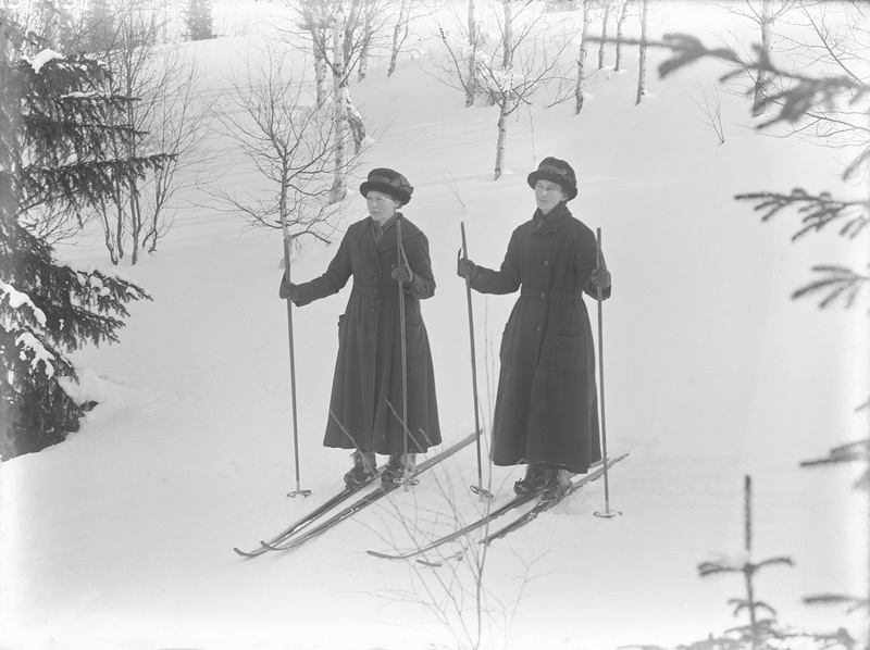Porträtt av två kvinnor på skidor.