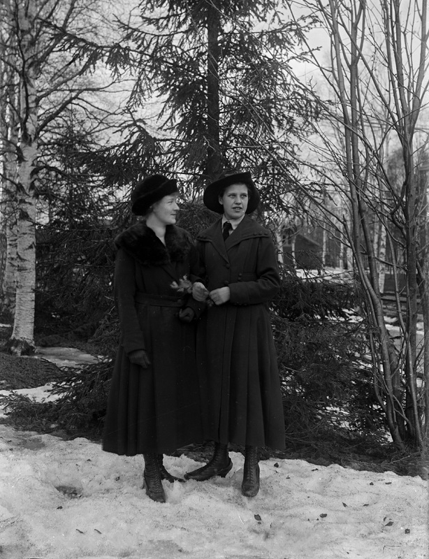 Aina Nylén och Lilly Andersson Vännäs 27/3 1921