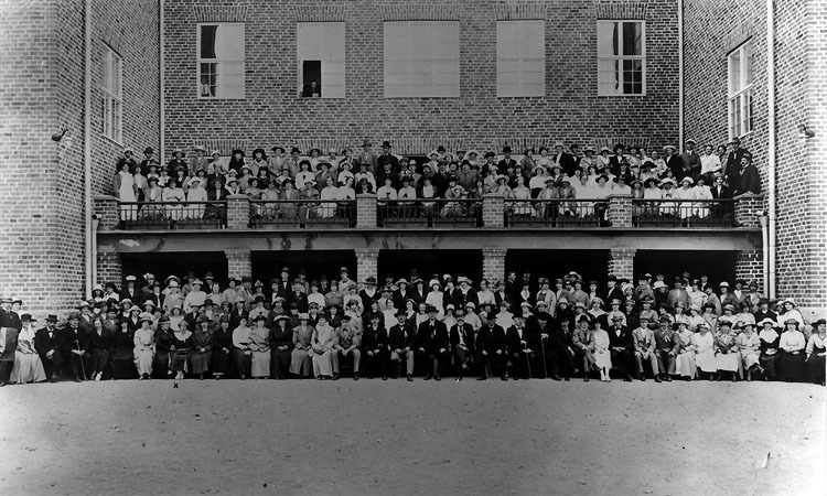Stiftsmöte i Umeå 1922. Första raden i mitten, ...