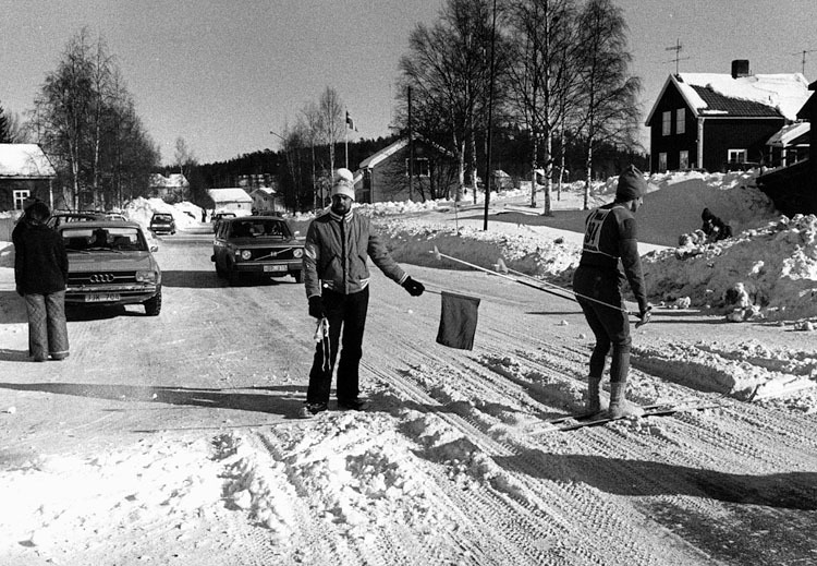 Löparna passerar landsvägen Botsmark - Åkullsjö...