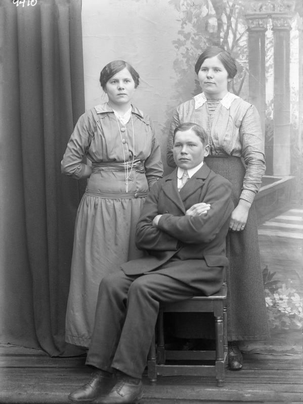 Syskonen Tora, Tilda och Viktor Persson, N. Örnäs.