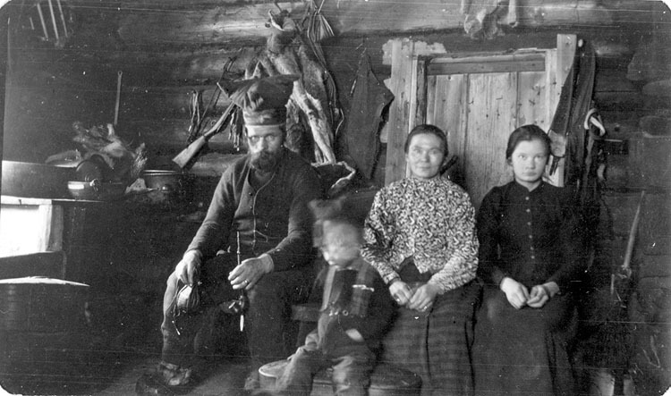 Familjen Sevä i Kursujärvikojan 1904.