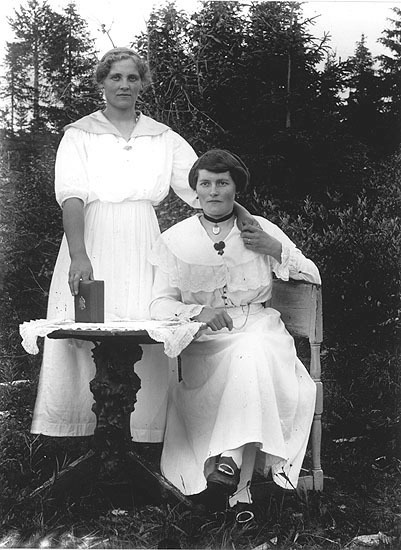 Ragnhild Westermark och Alfrida Stenmark, 1918.