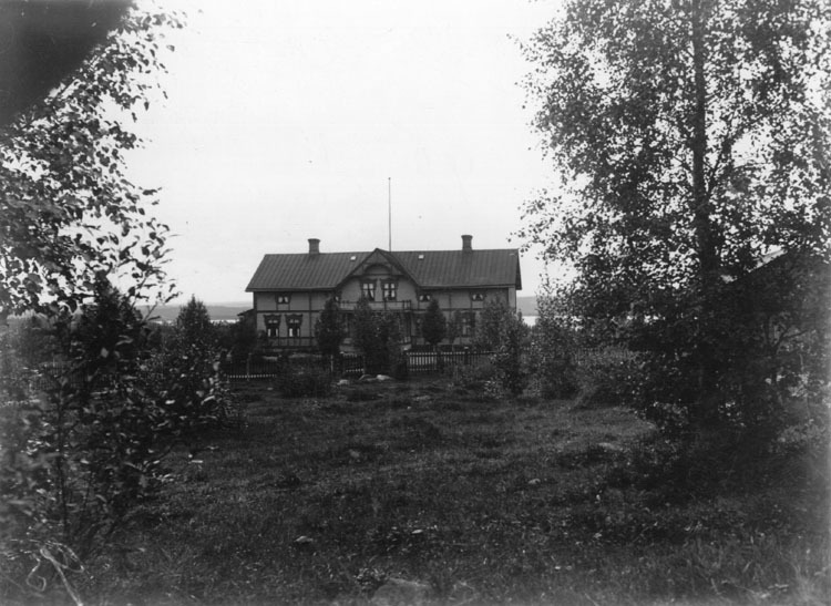 Vilhelmina år 1901 nyrestaurerade prästgård, fo...
