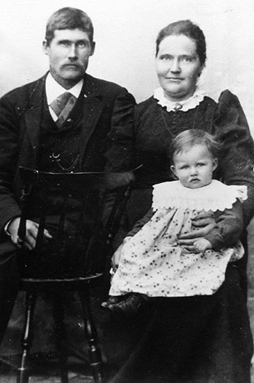 Jonas Olsson med hustru Anna, Åskilje, Anna var...