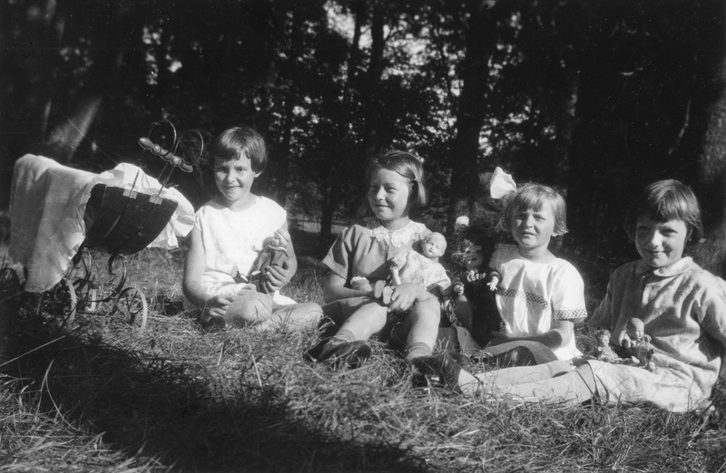 Gruppfoto på flickor som sitter i gräset med si...