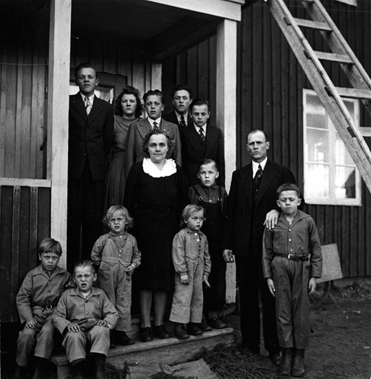 Teodor Andersson, Rembacka, med sina elva barn ...