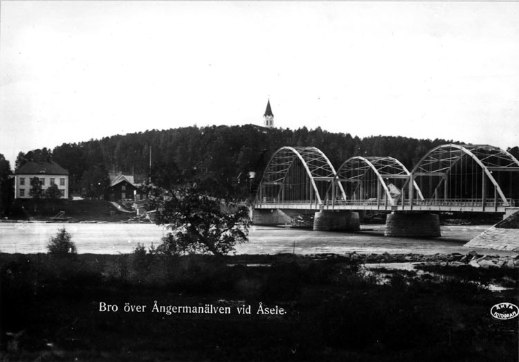 Bron över Ångermanälven, byggd 1928. Till vänst...