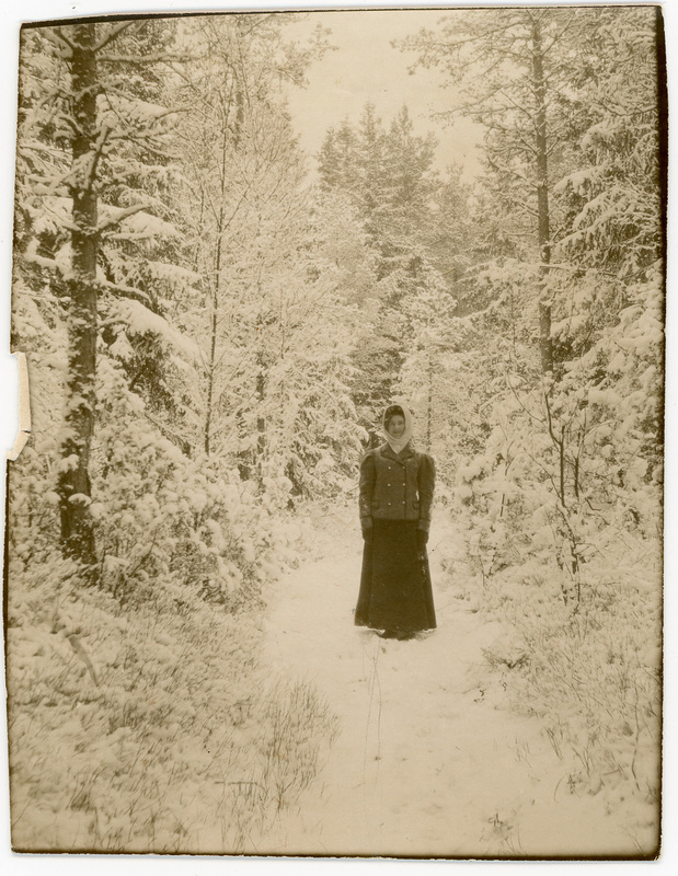 Maria Stenberg i kyrkskogen, Rölanda, 1909.