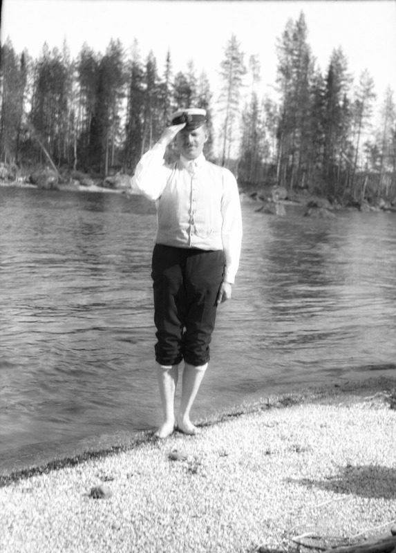 Nils Björkman tar ett fotbad. Lycksele, 1910.