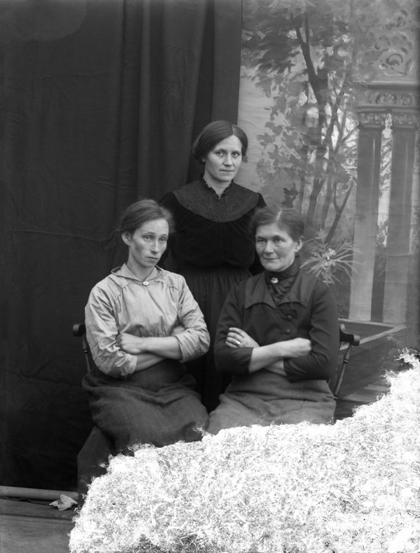 Från vänster: Ester Hjukström född Bjurén, gift...