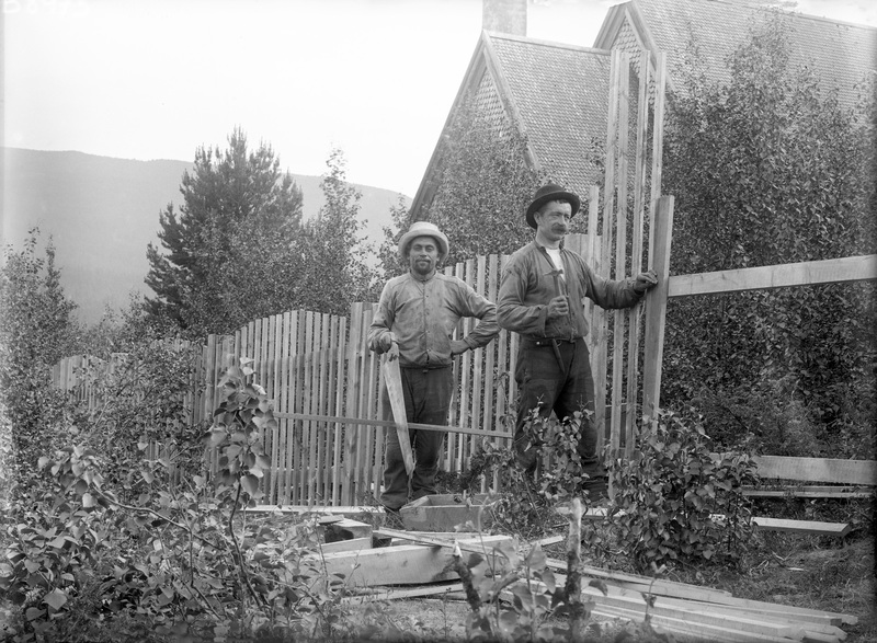 De arbetar med staketet runt kyrkan i Ammarnäs.