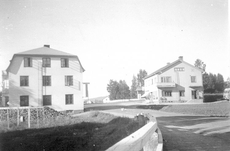 Gatuparti i Bjurholm  med bebyggelse.