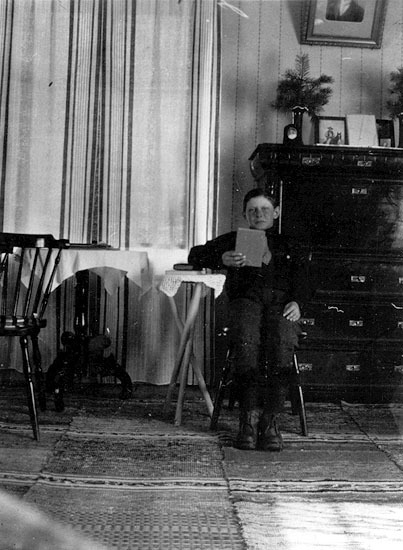 Interiör med gosse på stol 1919 eller 1920.