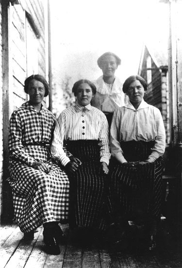 Sittande från vänster: Hilda Johansson, Anna Fi...