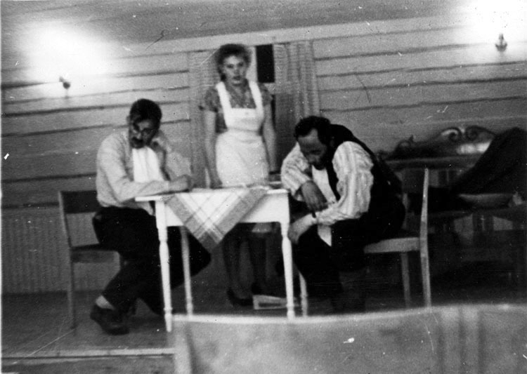 Amatörteater i Dalkarlså, 1950. Från vänster: E...