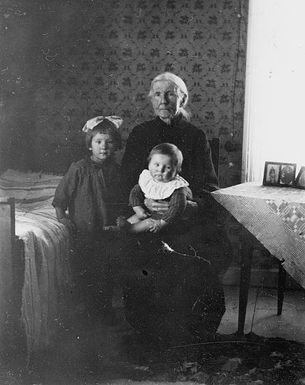 Magdalena Grundström med barnbarnen Lisa eller ...