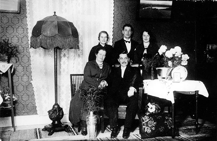 Familjen Hammarsten 1928. Barnen nu bosatta i Ö...