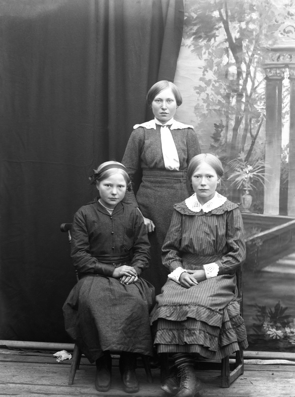 Stående i mitten: Alma Karlsson, Saxnäs gift Gu...