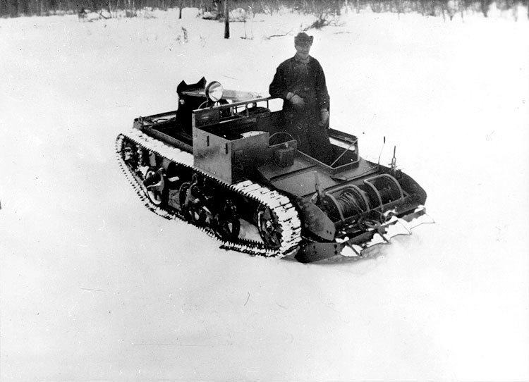 Timmerkörning med stridsvagn vintern 1950-51 i ...