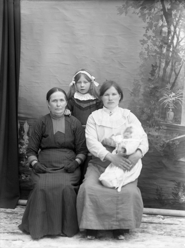 Tre generationer. Från vänster: Eva Johansson g...