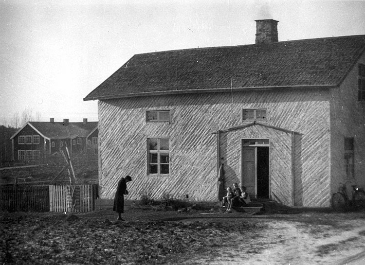 Jonas Perssons gård 1950, i bakgrunden Varpsjö ...