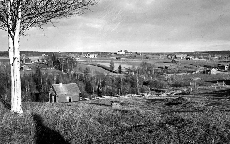 Laxbäckens by år 1934. Den vita gården i mitten...