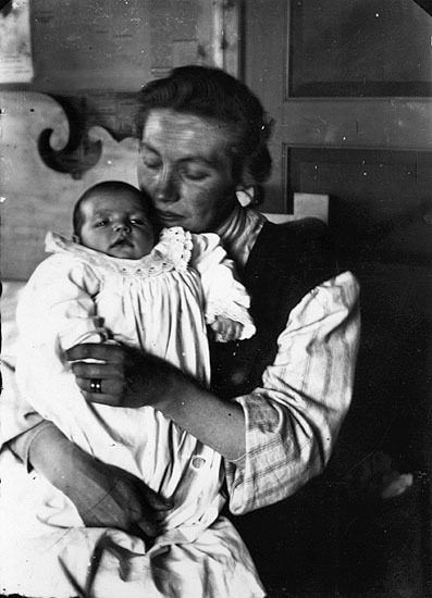 Olga Nordvall med son.