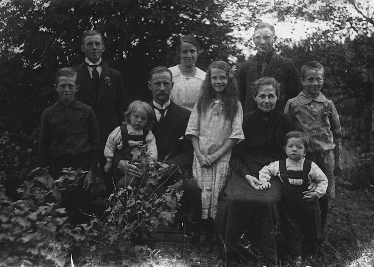 Johan och Johanna Gustavssons familj, Lillvännäs.