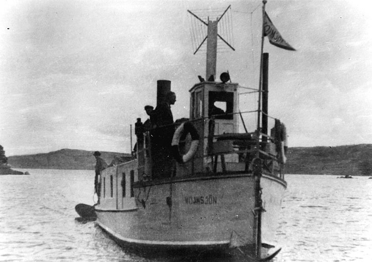 På båten står det skrivet Vojmsjön.