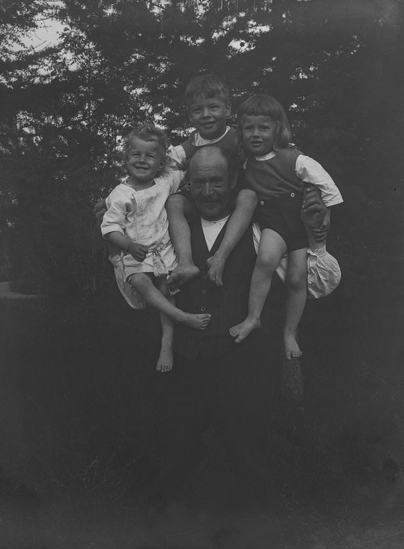 Valfred Nordström med barnbarn. Sunnanå 1910-1915.