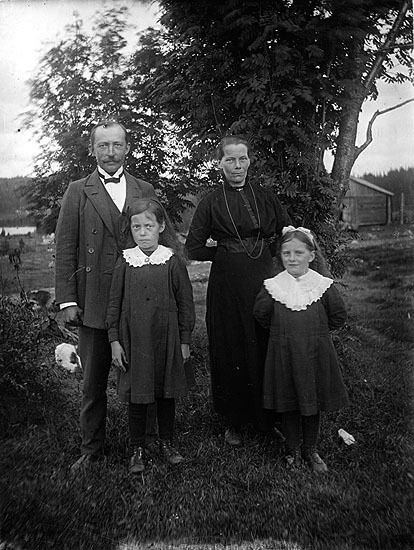J P Olofssons familj, hustru Anna och barnen As...