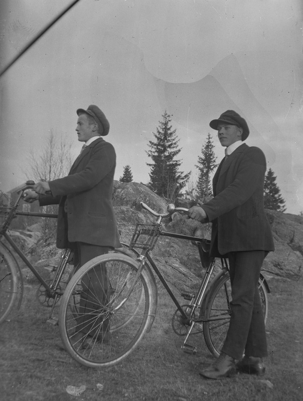 Två unga män med cyklar, ej identifierad.