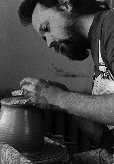 Keramikern K G Olsson arbetar vid drejskivan i ...
