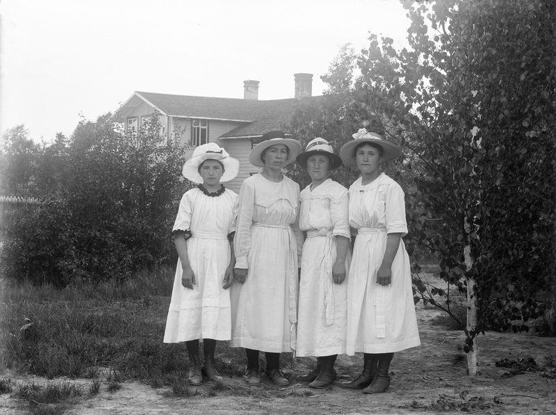 Från vänster: Elvira Johansson, Lia, Anna Karlb...