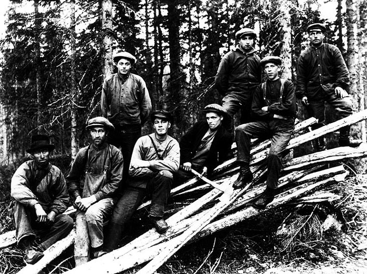 Skogsröjning 1927. Från vänster: Albin Johansso...