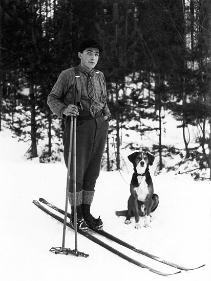Konrad Nilsson på skidor med hund. Bild från år...