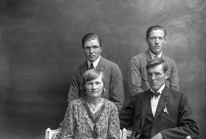 Sittande från vänster: Linnea Jakobsson gift Sj...