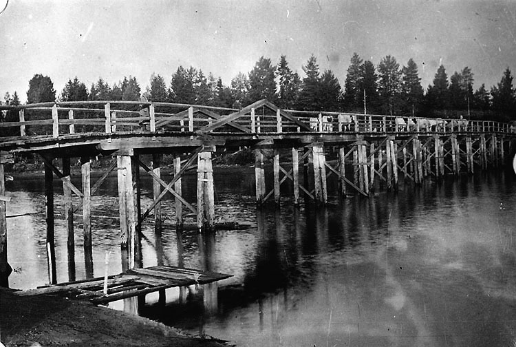 Gamla bron över Stamsjöån.