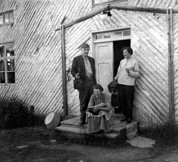 Jonas Perssons gård, cirka 1958. Stående till v...