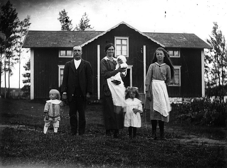 Ida och Oskar Karlsson med barnen från vänster:...