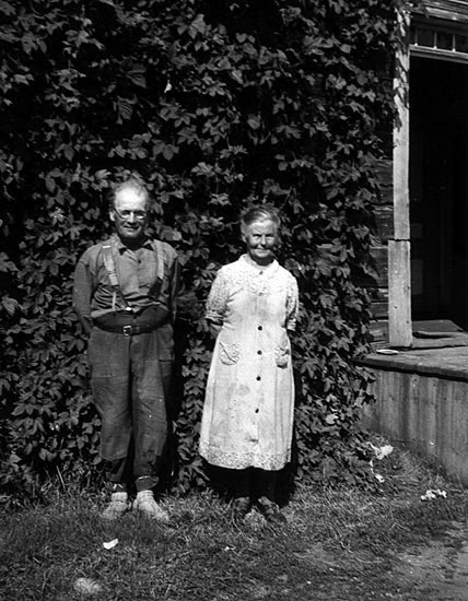 Stående till vänster: Jonas Persson, född 1881,...