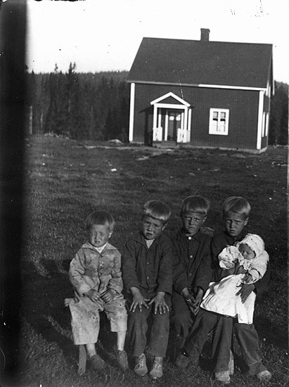 Rickard Näsströms barn fotograferade i slutet a...