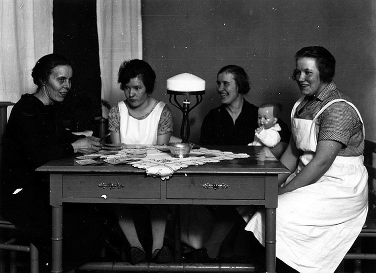 Folkhögskolan 1928. Två i förkläden med köksper...