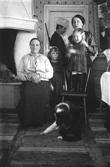 Karl Petrussons änka samt dotter, måg och barnb...