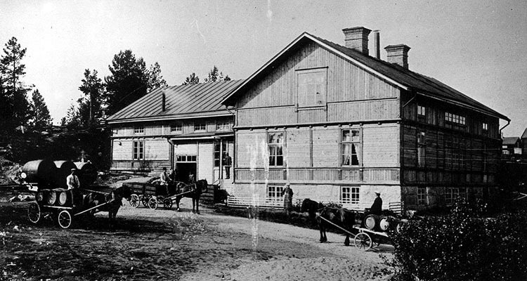 Ölutkörare vid bryggeriet i Åsele.