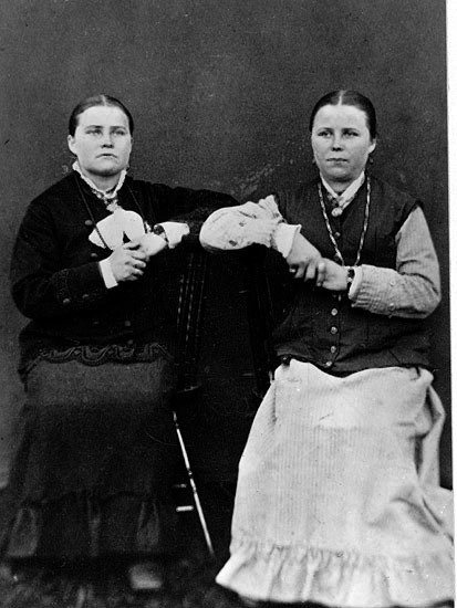 Till vänster: Märta Mårtensdotter, född 1863, d...